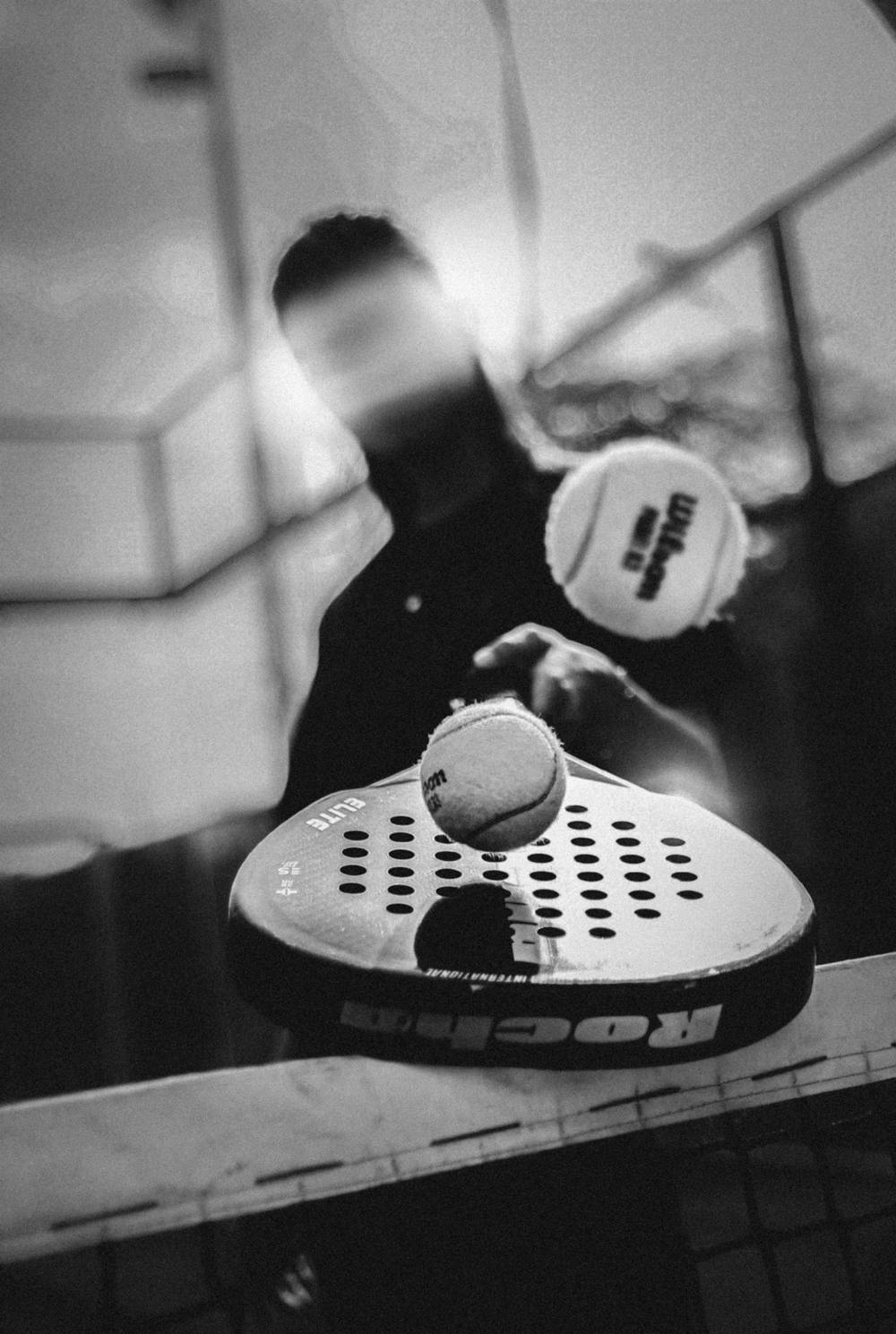 Retrato en blanco y negro de un jugador con la pala