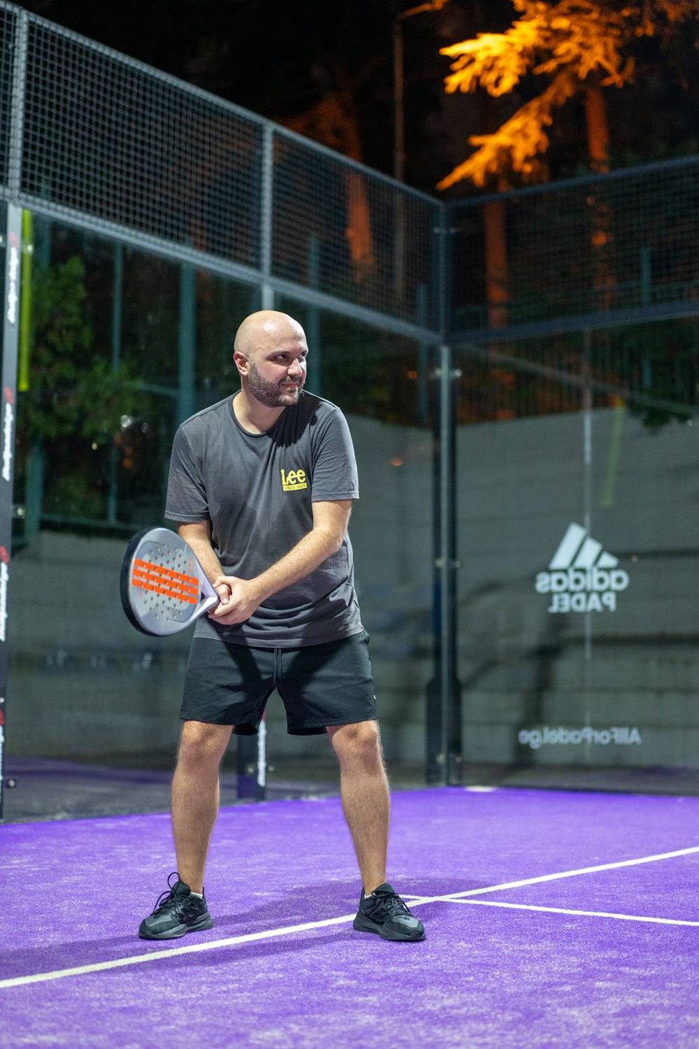 Entrenador explicando un golpe
