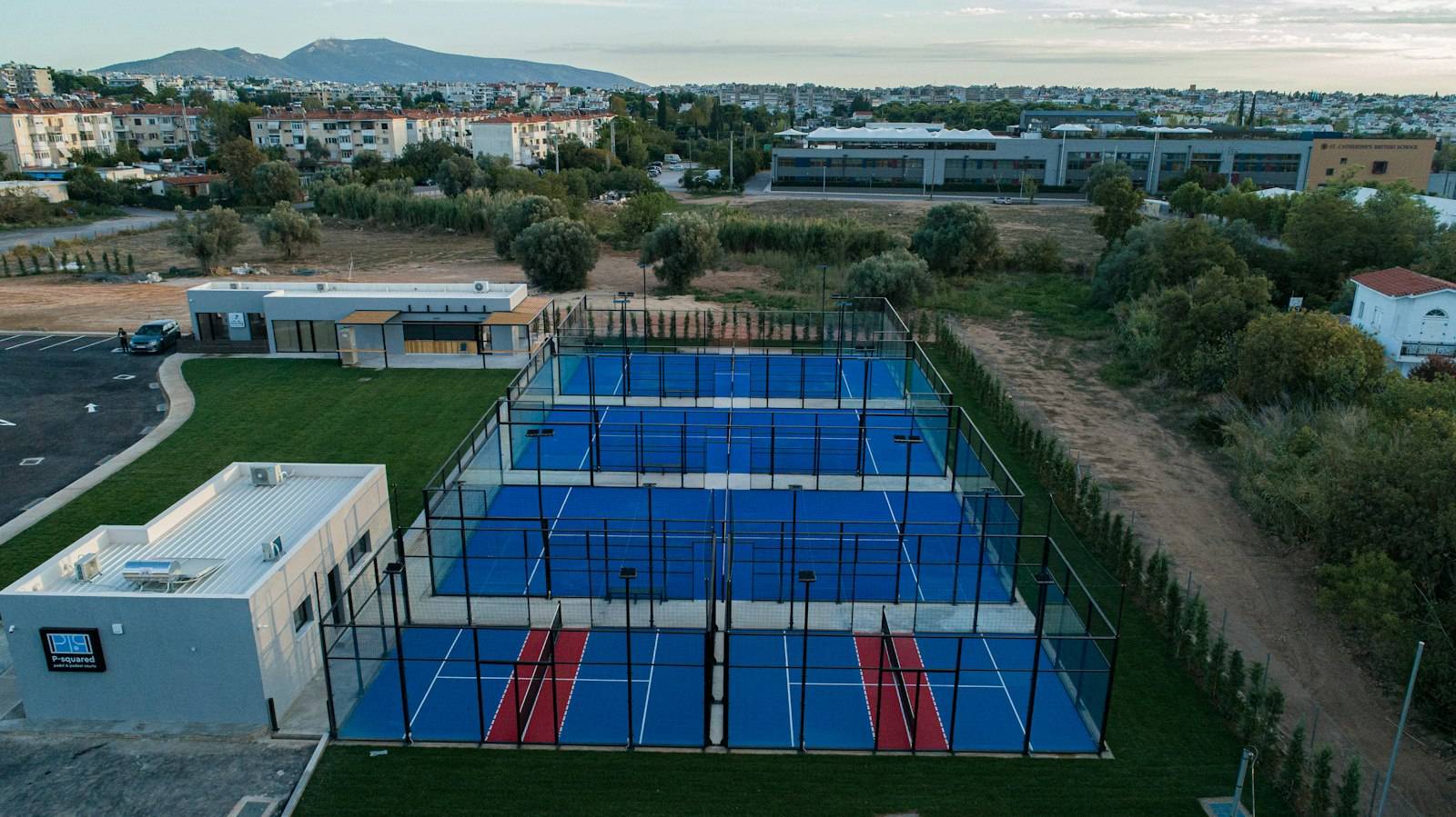 Vista aérea de un club con varias pistas