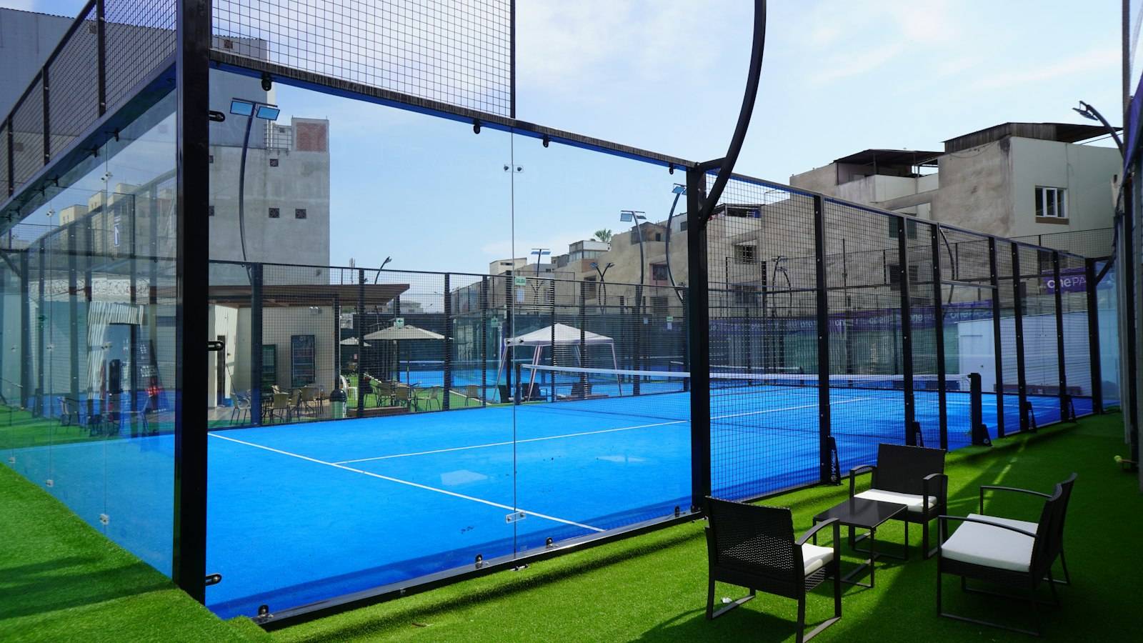 Club de pádel con pistas panorámicas al aire libre