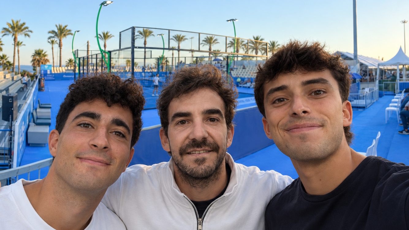 Los tres fundadores de PADEL for PLAYERS en un club de pádel