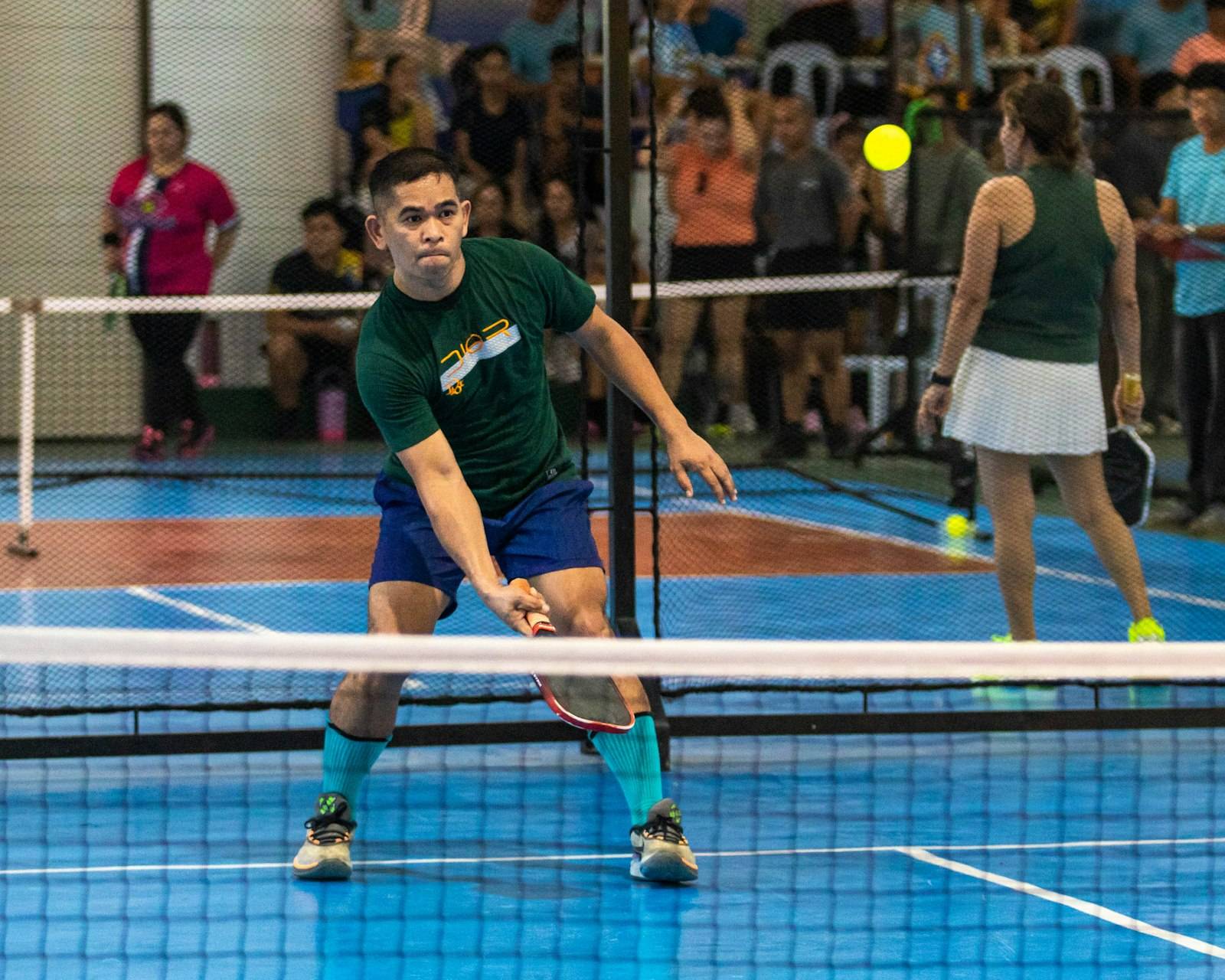 Partido con público en un club de pádel