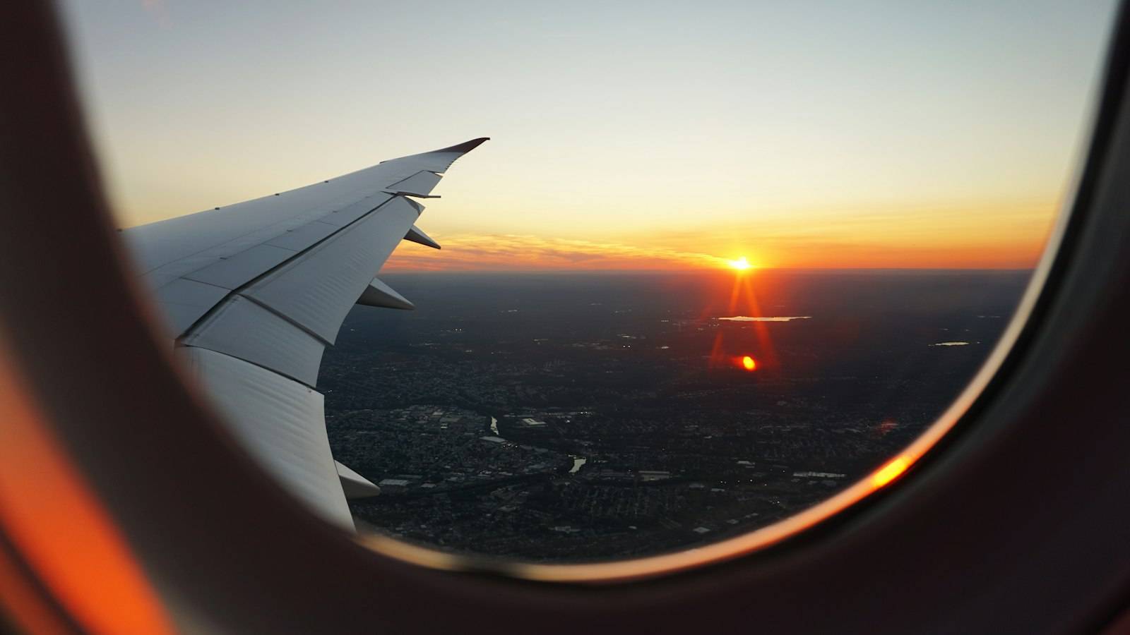 Vista desde la ventanilla de un avión al atardecer